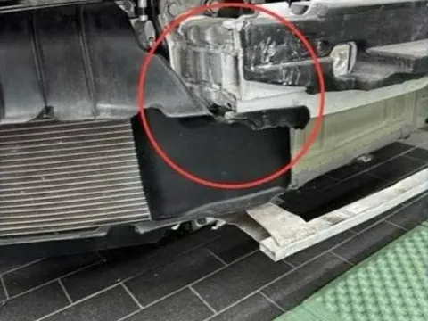 이전 수리 흔적을 빨간 원으로 표시한 앞범퍼 하단 사진